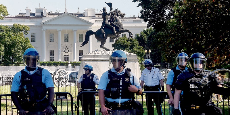 Силовики резиновыми пулями и слезоточивым газом разогнали митинг у Белого дома