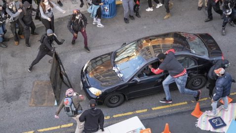 В Сиэтле мужчина на авто въехал в толпу протестующих и открыл огонь