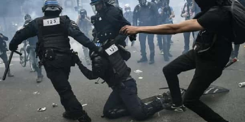 В Париже протестующие забросали полицию камнями и бутылками