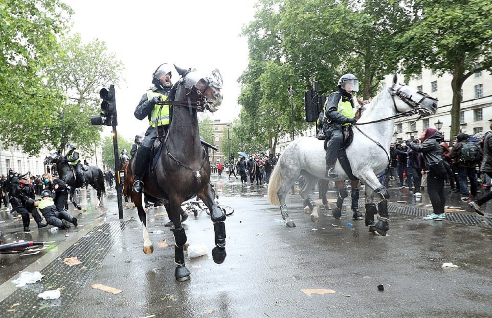 В Лондоне более 20 полицейских пострадали в ходе антирасистских протестов — видео