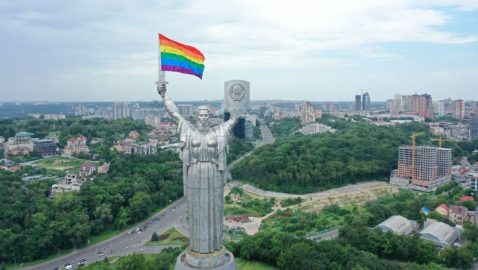 Марш Равенства Онлайн: Родину-Мать в Киеве украсили флагом ЛГБТ