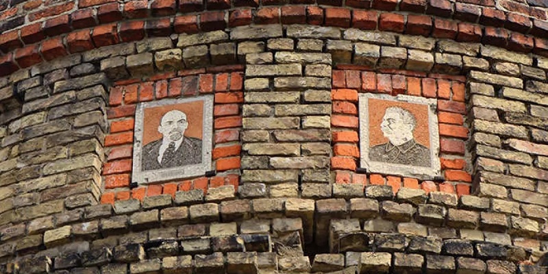 На Черниговщине портреты Ленина и Сталина хотят зарешетить для «привлечения туристов»
