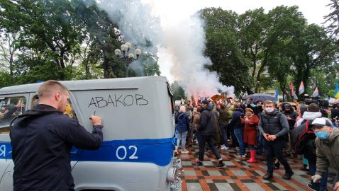 На акции против Авакова под гангста-рэп перевернули «старый пердящий бобик»