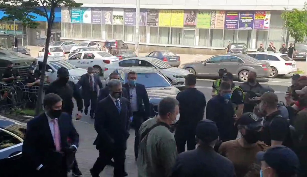 Порошенко прибыл к зданию ГБР, где его ожидают на допрос