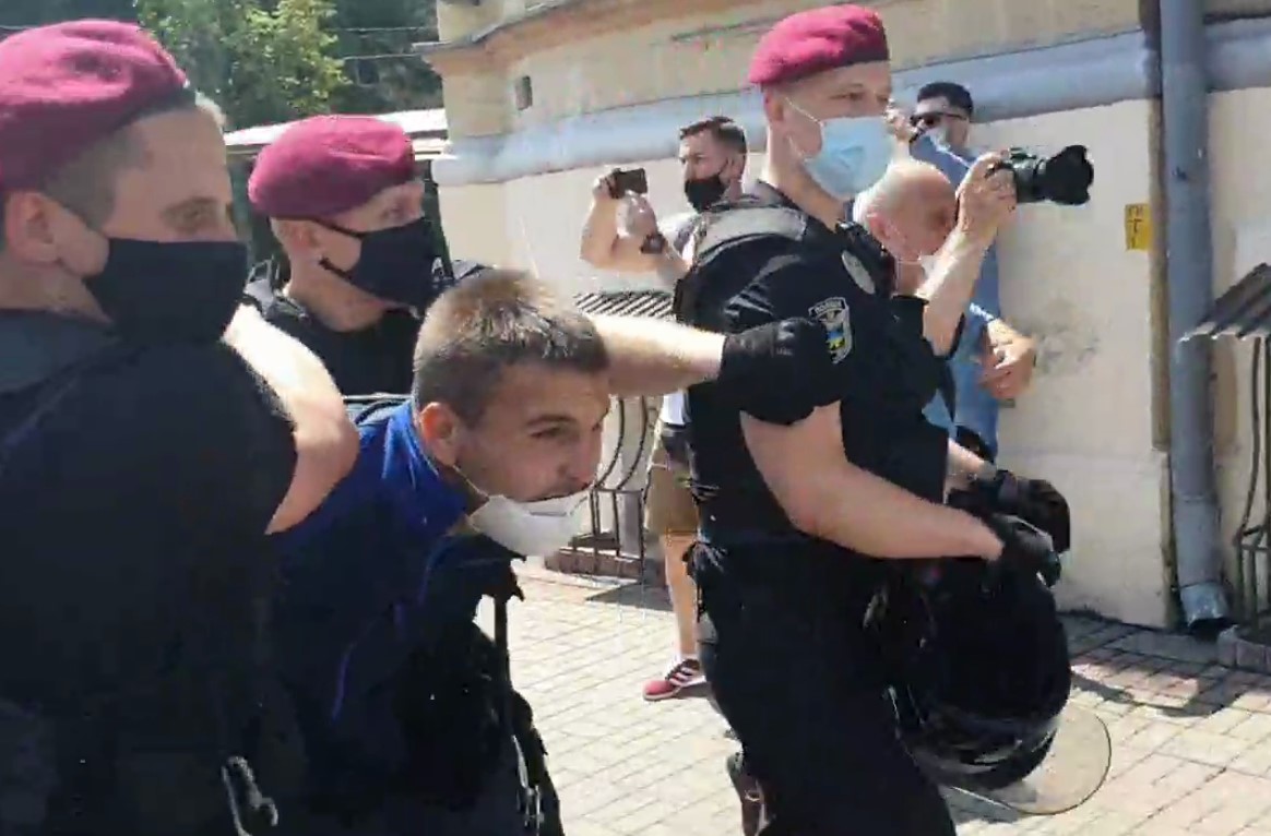 Полиция задержала радикалов, напавших на участников акции «Не мой президент»
