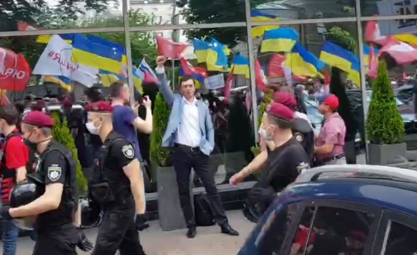 Митингующие встретили Омеляна и скандировали ему «Гиперлуп!» (видео)