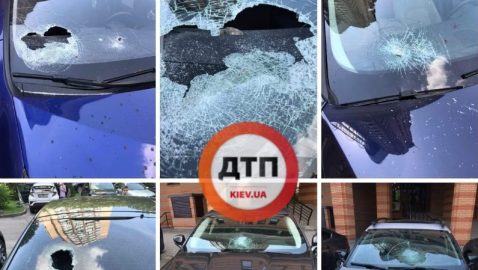 В центре Киева на парковке побили авто и измазали их коричневой субстанцией