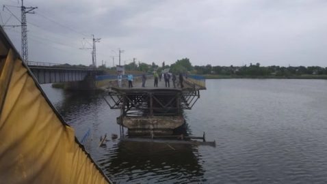 На Днепропетровщине снова сломалась понтонная переправа у разрушенного моста