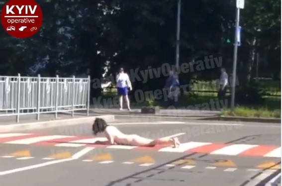 В Киеве голая женщина проползла по пешеходному переходу