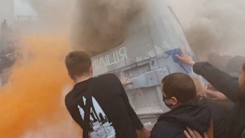 Появилось видео с опрокидыванием милицейского «бобика» возле Рады