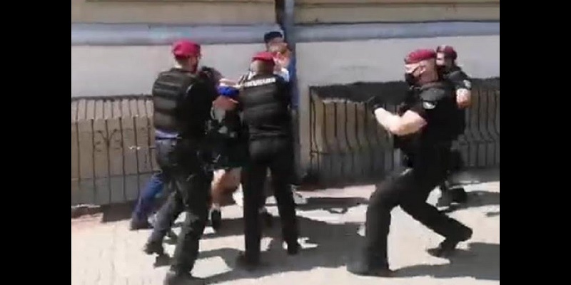 Полицейского, который проводил задержание на акции в Киеве, отстранили от работы