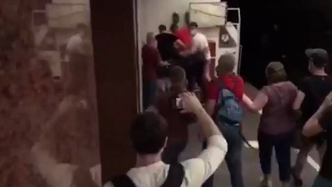 Появилось видео конфликта сторонников и противников Шария в метро