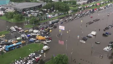 Появилось видео затопленных улиц Москвы