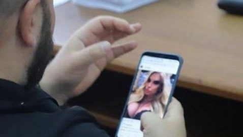 Депутат Херсонского горсовета рассматривал фото полуобнаженной блондинки на сессии