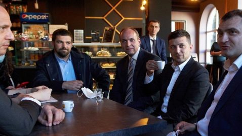 Зеленский в нарушение карантина выпил кофе в кофейне Хмельницка