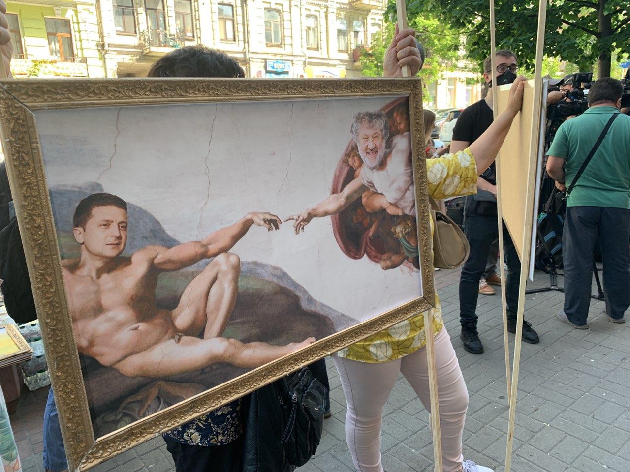 Под ГБР сторонники Порошенко устроили выставку фотоколлажей