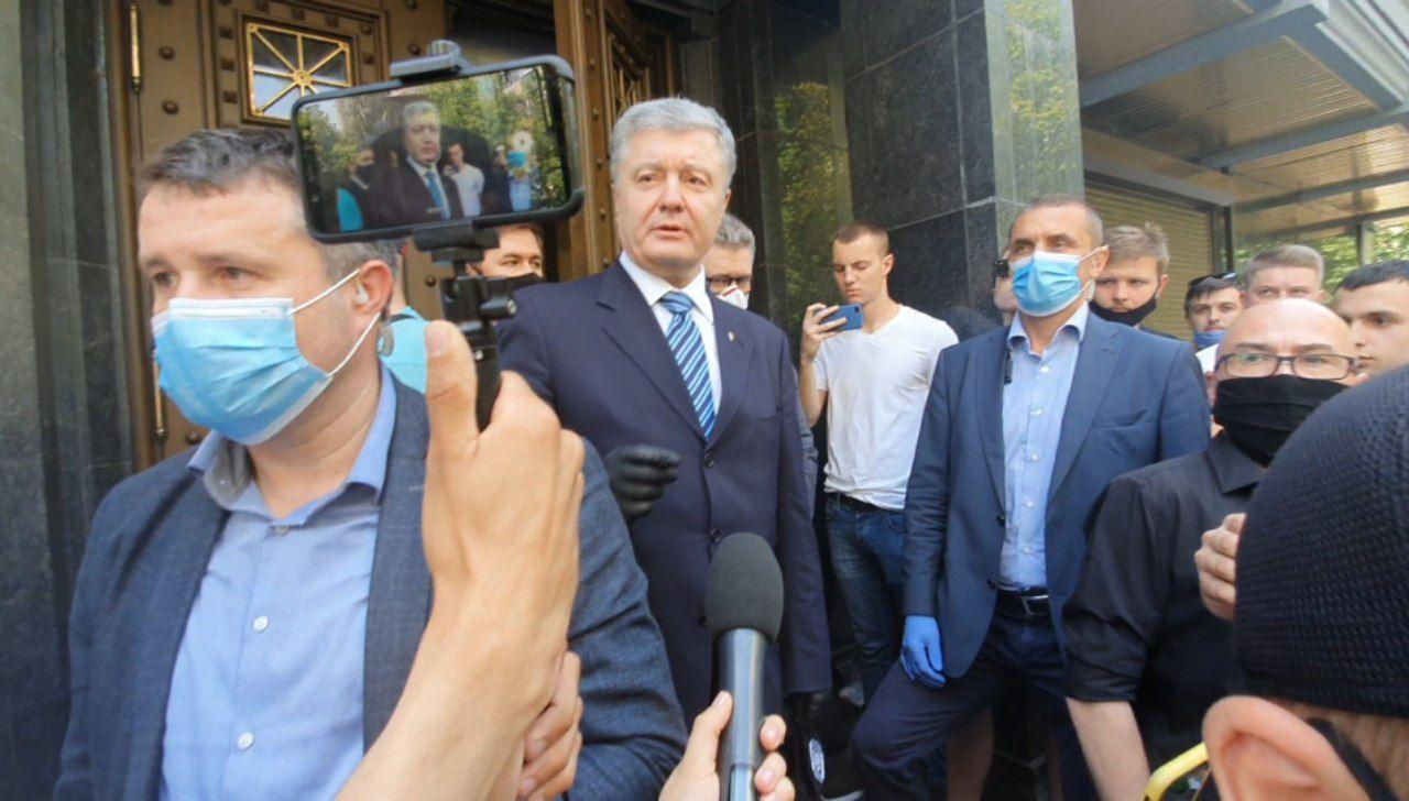 Порошенко приехал к ОГП, а его соратники призвали посадить Зеленского