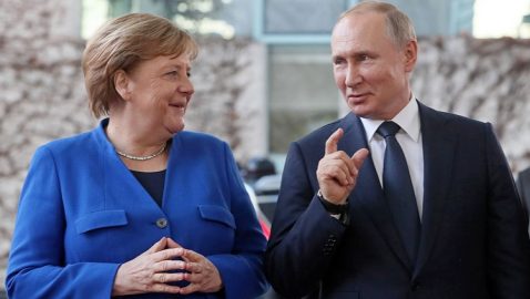 Путин и Меркель обсудили по телефону Украину