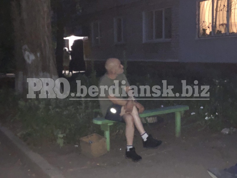 В Бердянске пьяный мужчина стрелял по детям, играющим во дворе. У него изъяли арсенал оружия
