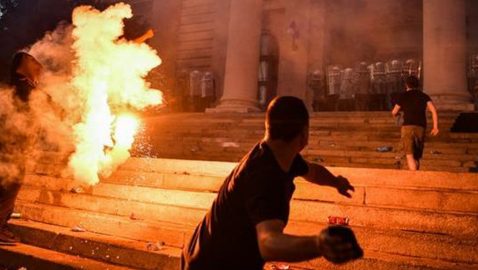 МВД Сербии назвал массовые беспорядки в стране попыткой госпереворота