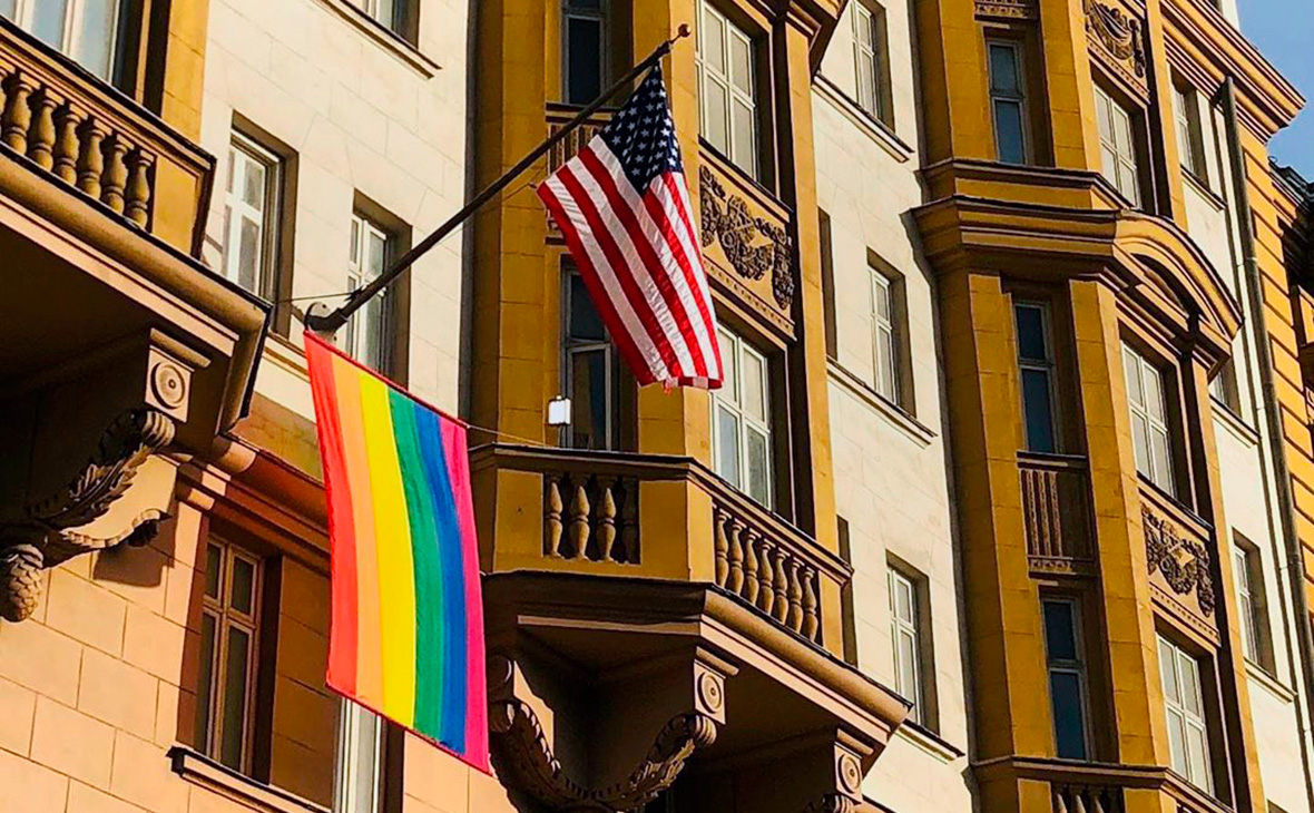 МИД России выразил протест США, Британии и Канаде из-за флагов ЛГБТ