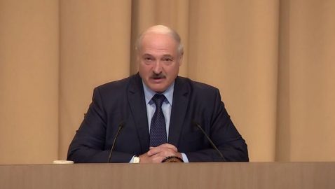 Лукашенко заявил, что перенёс коронавирус на ногах