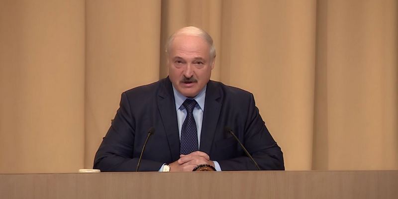 Лукашенко заявил, что перенёс коронавирус на ногах