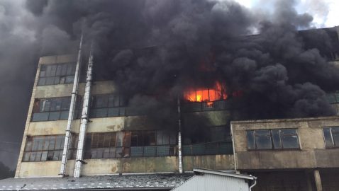 В Черновцах горит завод, производящий полипропиленовые трубы (видео)