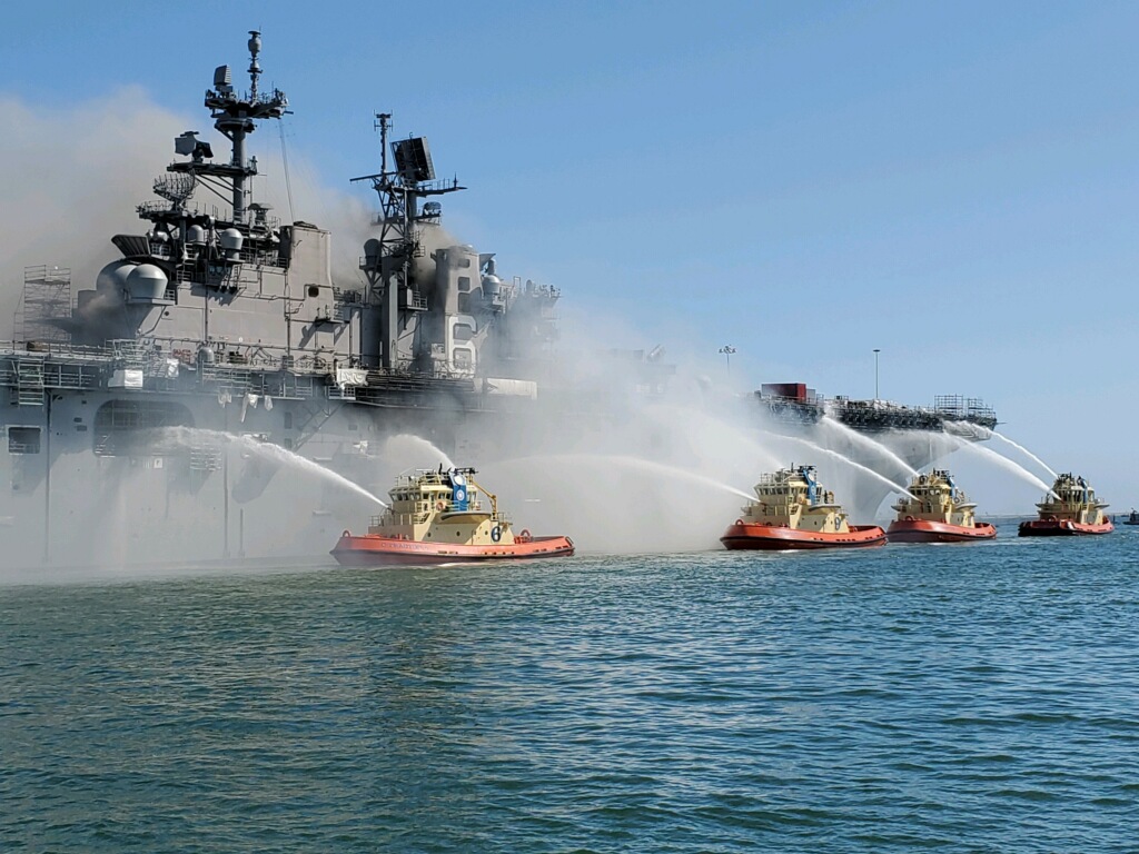 На базе ВМС США загорелся корабль, пострадал 21 человек