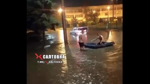 Жители Харькова поплавали на матраце по затопленной улице