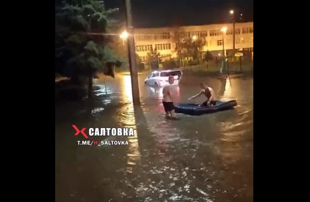 Жители Харькова поплавали на матраце по затопленной улице