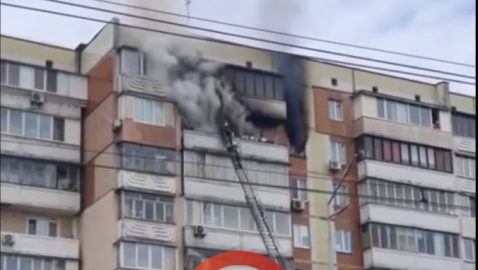 Во время пожара в киевской квартире заживо сгорела женщина