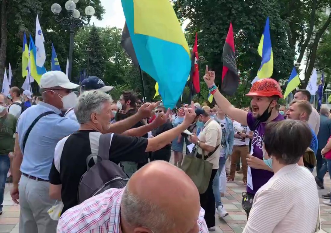 На мовном митинге поругались с мужчиной, который показывал средний палец Порошенко