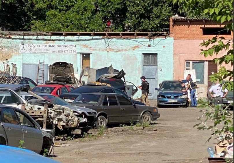 Полтавскому угонщику дали машину и обменяли заложника на полковника полиции