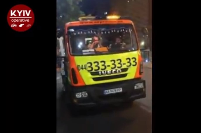 Водитель эвакуатора устроил стрельбу в центре Киева