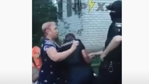 В Кременчуге полицейские с дракой задержали женщину вместо наркомана