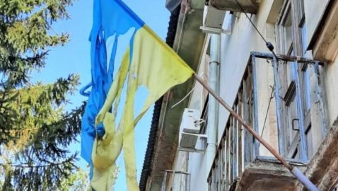 На Днепропетровщине изрезали флаг Украины