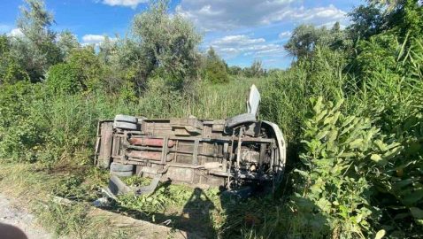 На Днепропетровщине в кювет слетел автобус с 20 пассажирами, водитель скрылся