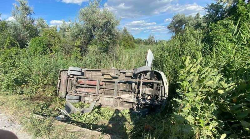 На Днепропетровщине в кювет слетел автобус с 20 пассажирами, водитель скрылся