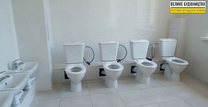 В детсаду под Киевом забыли установить туалетные кабинки после ремонта в рамках «Большого строительства»