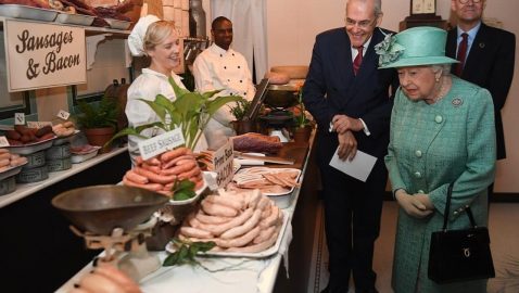 Повар королевы Елизаветы II раскрыл секрет приготовления «идеальных сосисок»