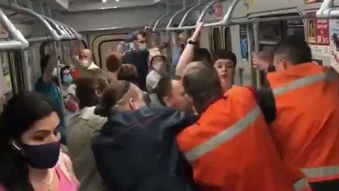 В харьковском метро подрались из-за маски