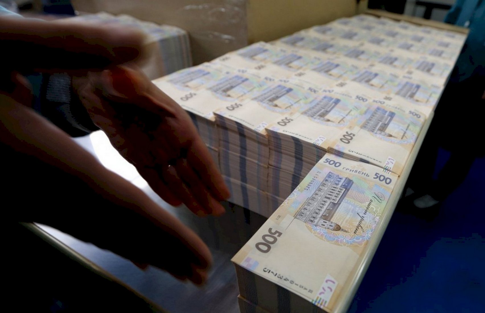 За месяц госдолг Украины вырос почти на три миллиарда долларов