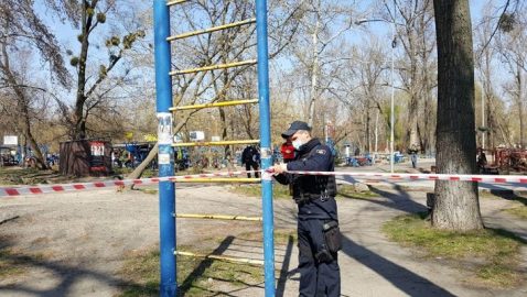 В Киеве мужчина повесился на школьной спортивной площадке