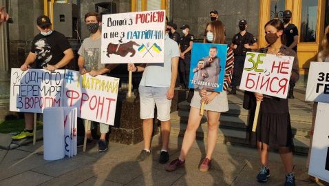 Акция против перемирия началась гимном «Томос-тура» и криками «Путин — х@ло, Зеленский — ссыкло»