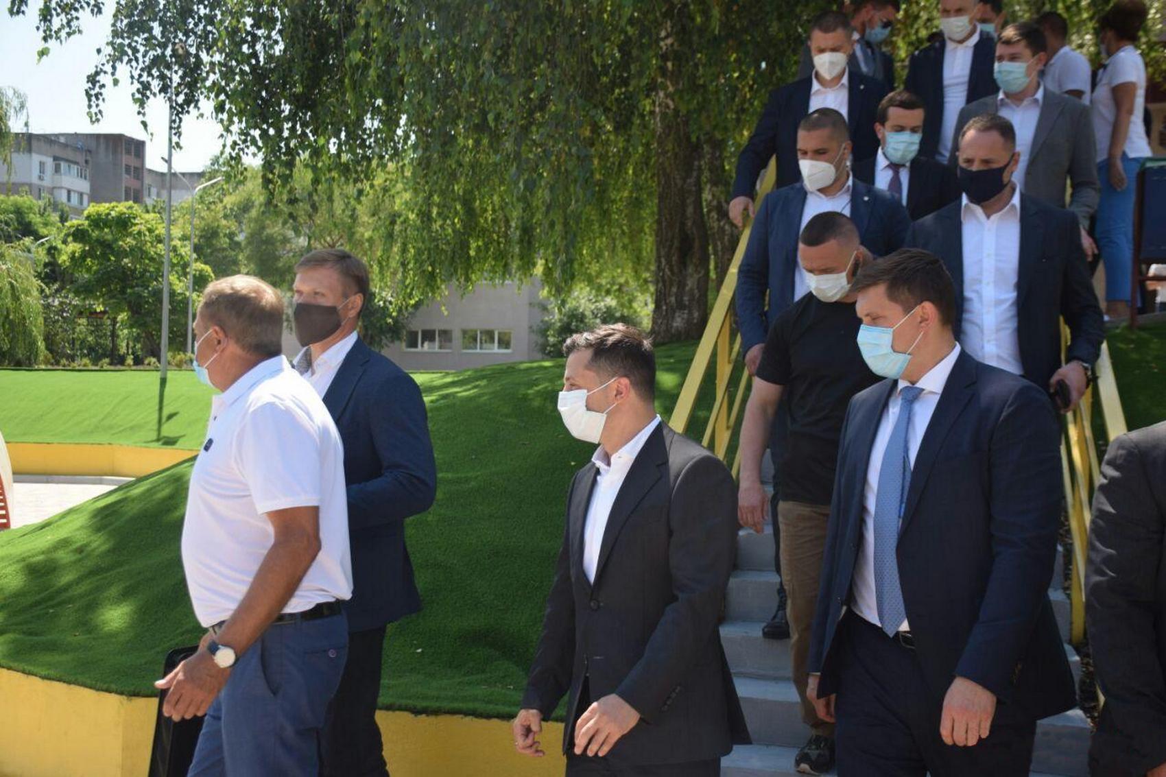 В Одессе Зеленского встретили криками «За что нас убивают?», но президент не отреагировал