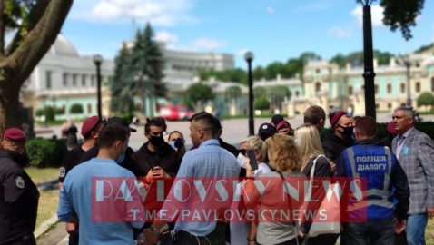 Под Радой произошла потасовка между полицией и митингующими