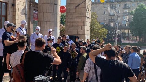 Сотрудники КРТ вышли на протест, после прихода националистов начались столкновения