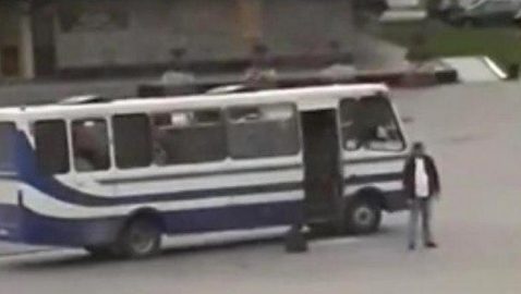Появилось видео, на котором луцкий террорист больше минуты ждёт в одиночестве у автобуса, когда его арестуют