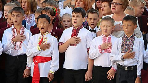 Киевских школьников обяжут перед уроками исполнять гимн